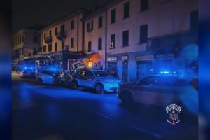 Tavolini irregolari, droga e alcol ai minori. Notte di controlli della polizia locale a Como