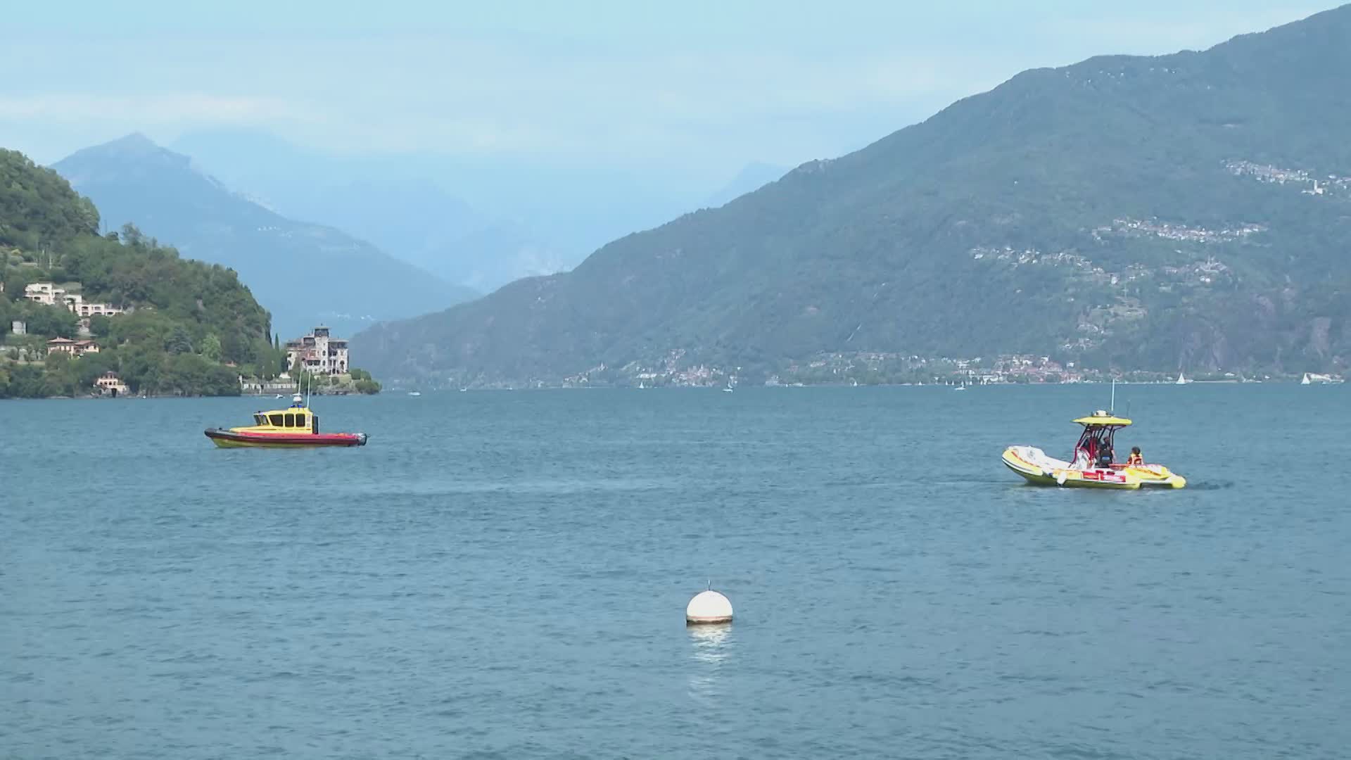 Tragedia nel lago a Menaggio, si tuffa per salvare il figlio