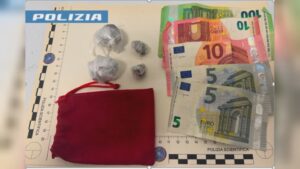 Spaccio, denunciati un 24enne tunisino e un 33enne nigeriano. Addosso avevano droga e contanti