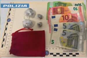 Spaccio, denunciati un 24enne tunisino e un 33enne nigeriano. Addosso avevano droga e contanti