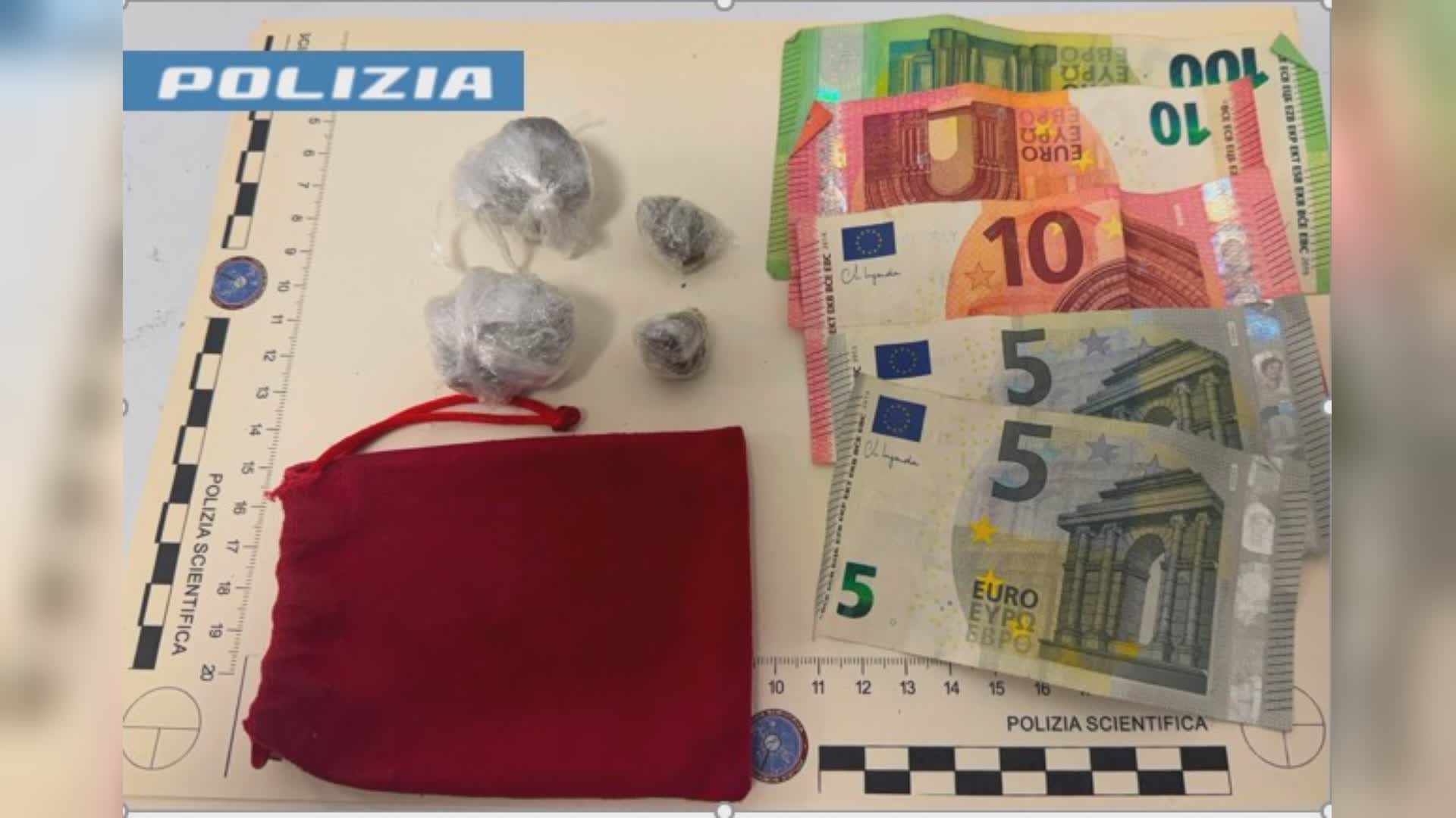 Spaccio, denunciati un 24enne tunisino e un 33enne nigeriano. Addosso avevano droga e contanti