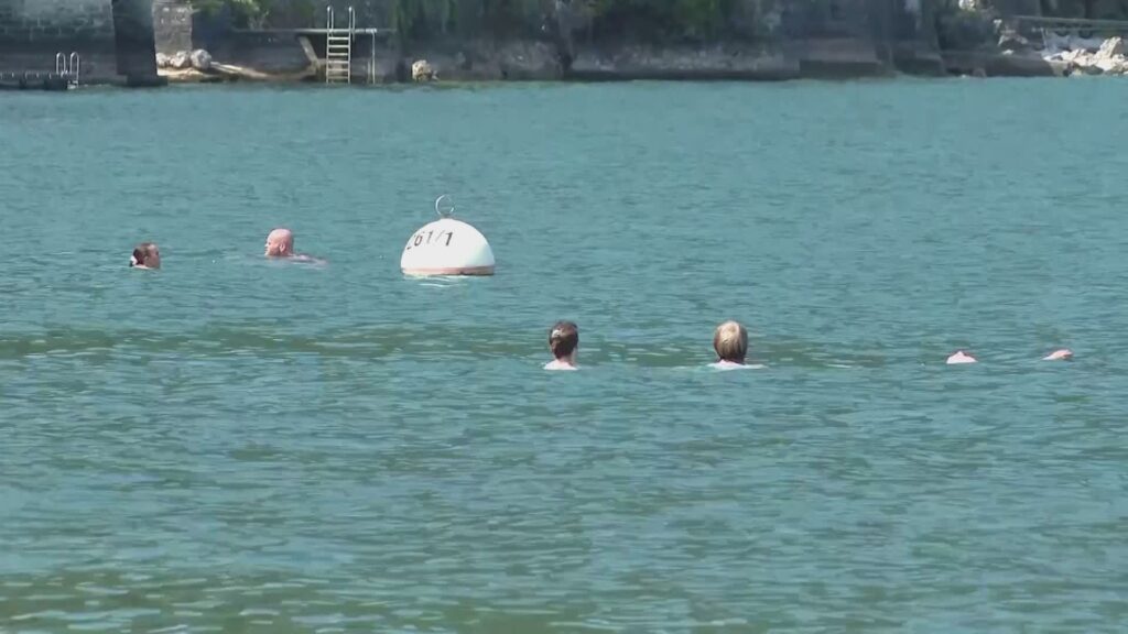Como, nella spiaggia della tragedia controlli serrati e sirene della guardia costiera contro i tuffi