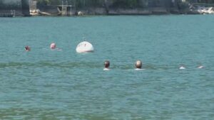Como, nella spiaggia della tragedia controlli serrati e sirene della guardia costiera contro i tuffi