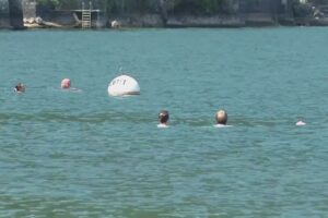 Como, nella spiaggia della tragedia controlli serrati e sirene della guardia costiera contro i tuffi