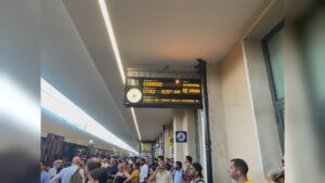 Un incubo il rientro dei pendolari: il treno partito da Milano alle 17.43 arriva a Como alle 22.31