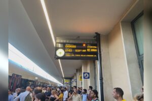 Un incubo il rientro dei pendolari: il treno partito da Milano alle 17.43 arriva a Como alle 22.31