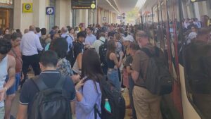 Un incubo il rientro dei pendolari: il treno partito da Milano alle 17.43 arriva a Como alle 22.31