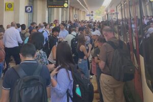 Un incubo il rientro dei pendolari: il treno partito da Milano alle 17.43 arriva a Como alle 22.31