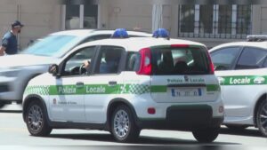 Como, senzatetto aggredisce gli agenti della polizia locale in via Giulini. Arrestato 35enne