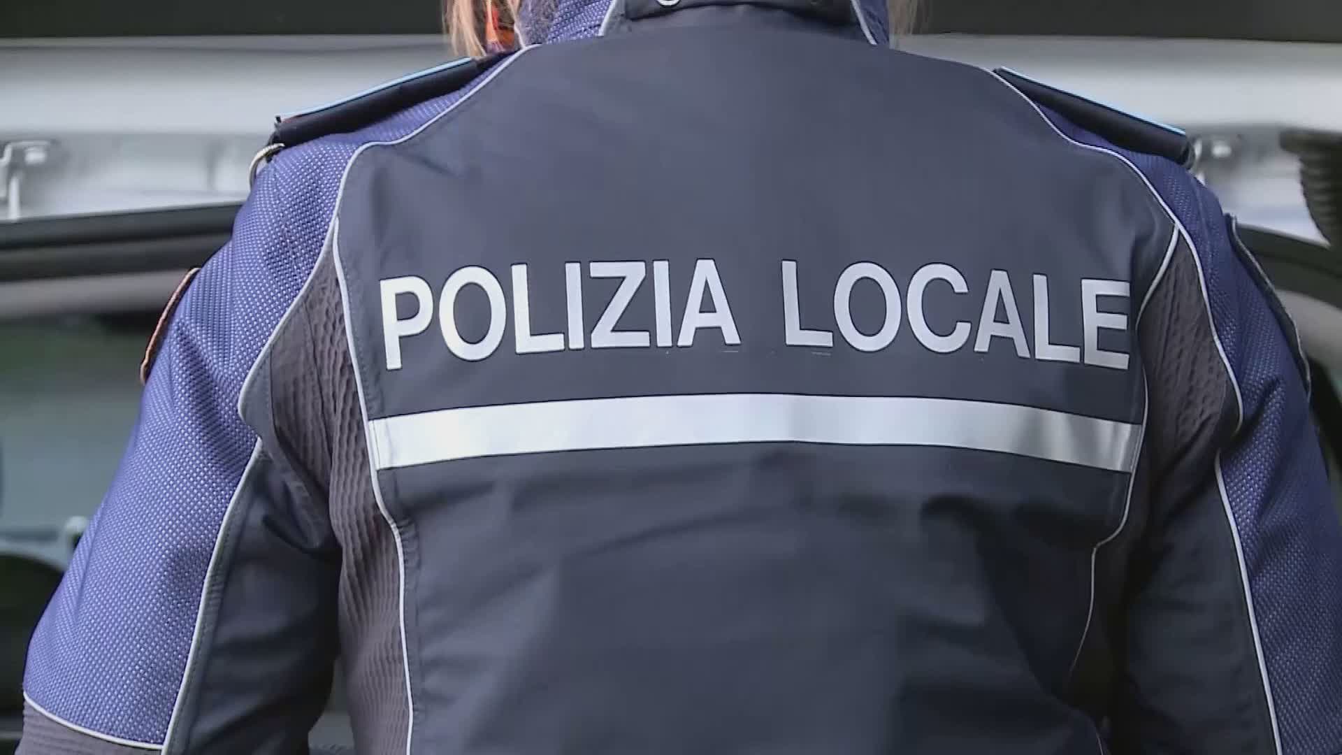 Como, senzatetto aggredisce gli agenti della polizia locale in via Giulini. Arrestato 35enne