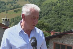 Centro Val d’Intelvi, atto intimidatorio contro il sindaco. Bottiglie rotte, chiodi e scritte offensive davanti a casa