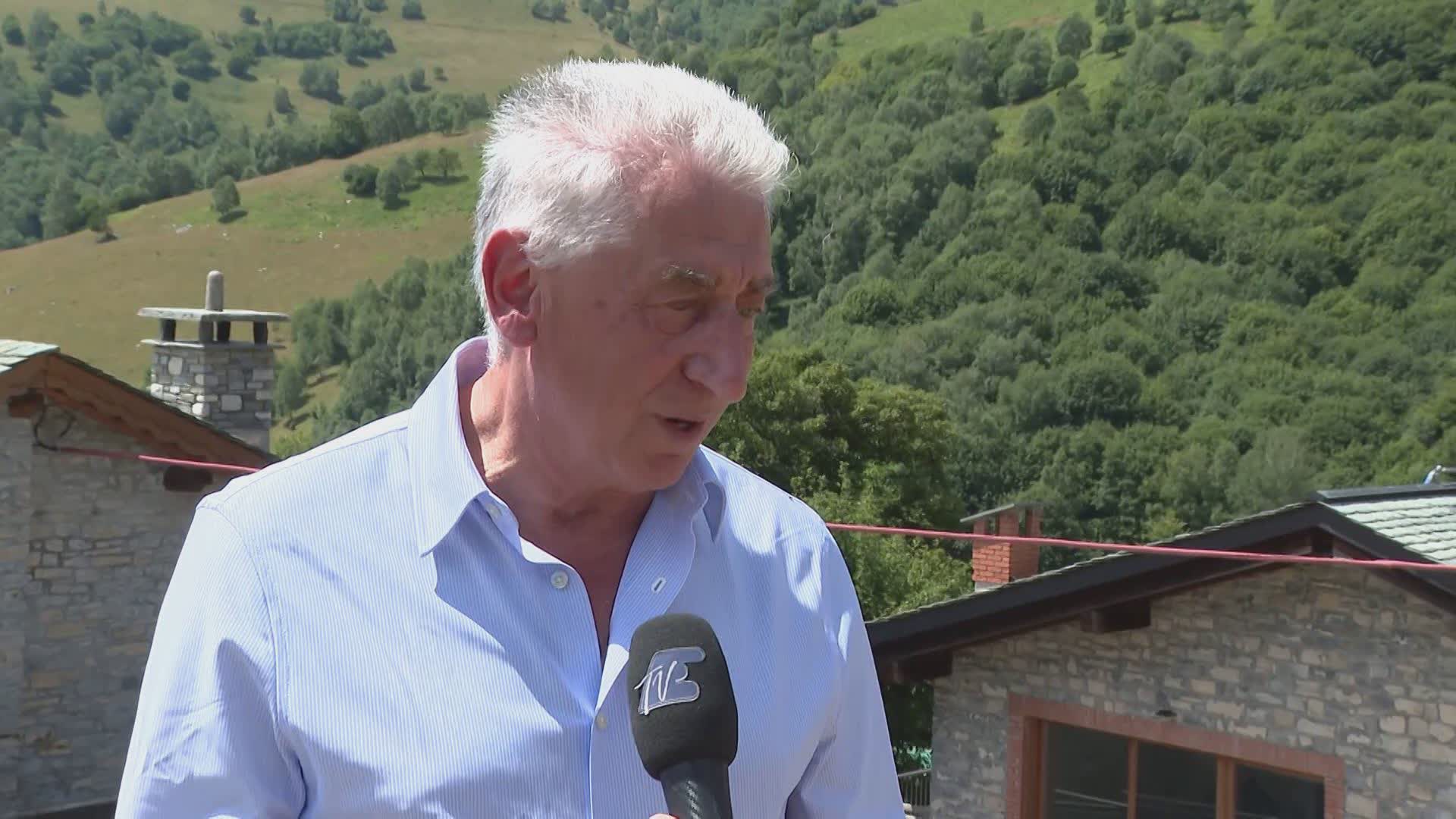 Centro Val d’Intelvi, atto intimidatorio contro il sindaco. Bottiglie rotte, chiodi e scritte offensive davanti a casa