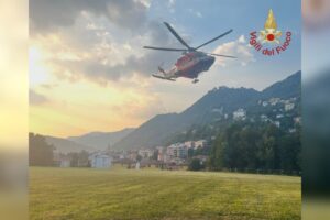 Nei boschi tra Como e Brunate, 19enne va fuori sentiero e si perde. Salvata dai vigili del fuoco
