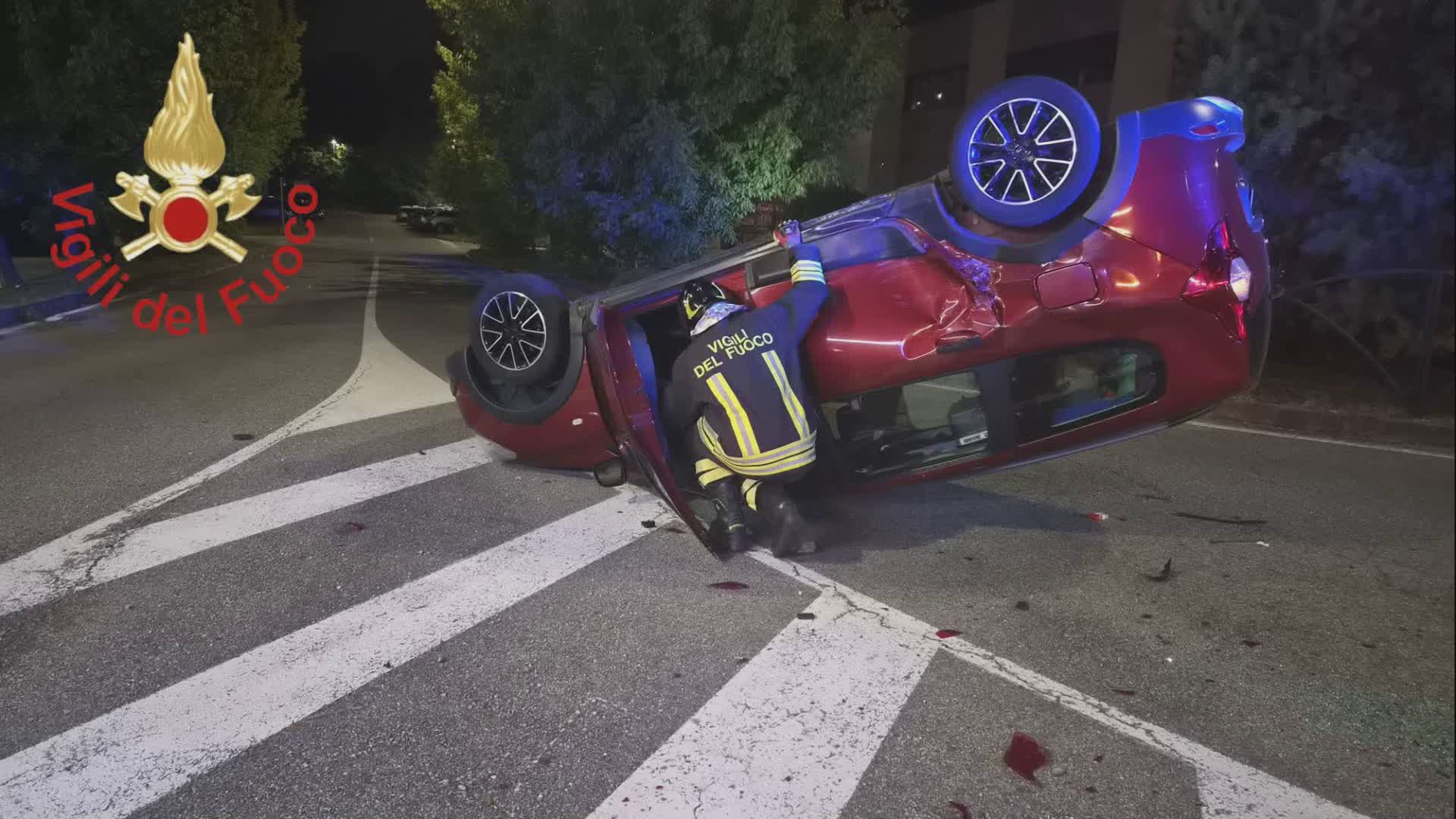 Scontro tra due auto nella notte a Faloppio: due feriti