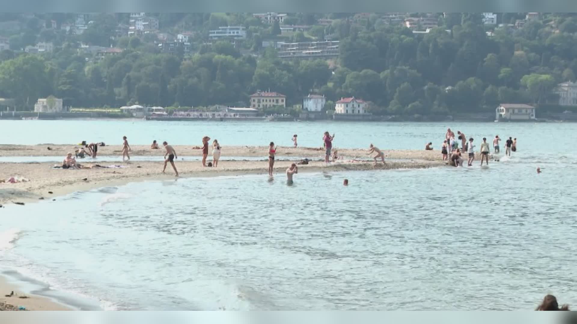 Como, l’imprudenza dopo la tragedia. Al Tempio Voltiano ancora bagni nel lago nonostante i divieti