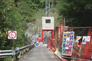A Civiglio si intravede la fine: strada temporaneamente chiusa per lo smontaggio della gru