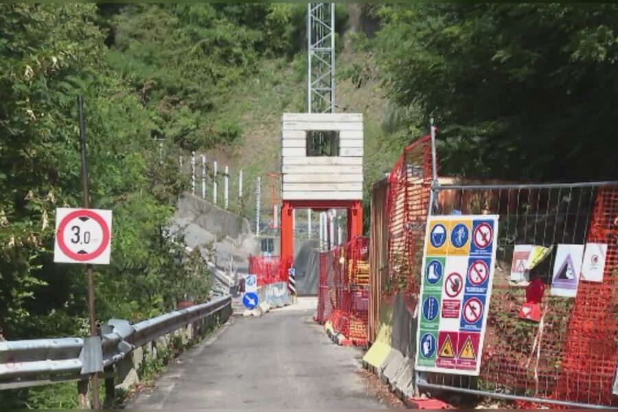 13924 A Civiglio si intravede la fine strada temporaneamente chiusa per lo smontaggio della gru 1785423668