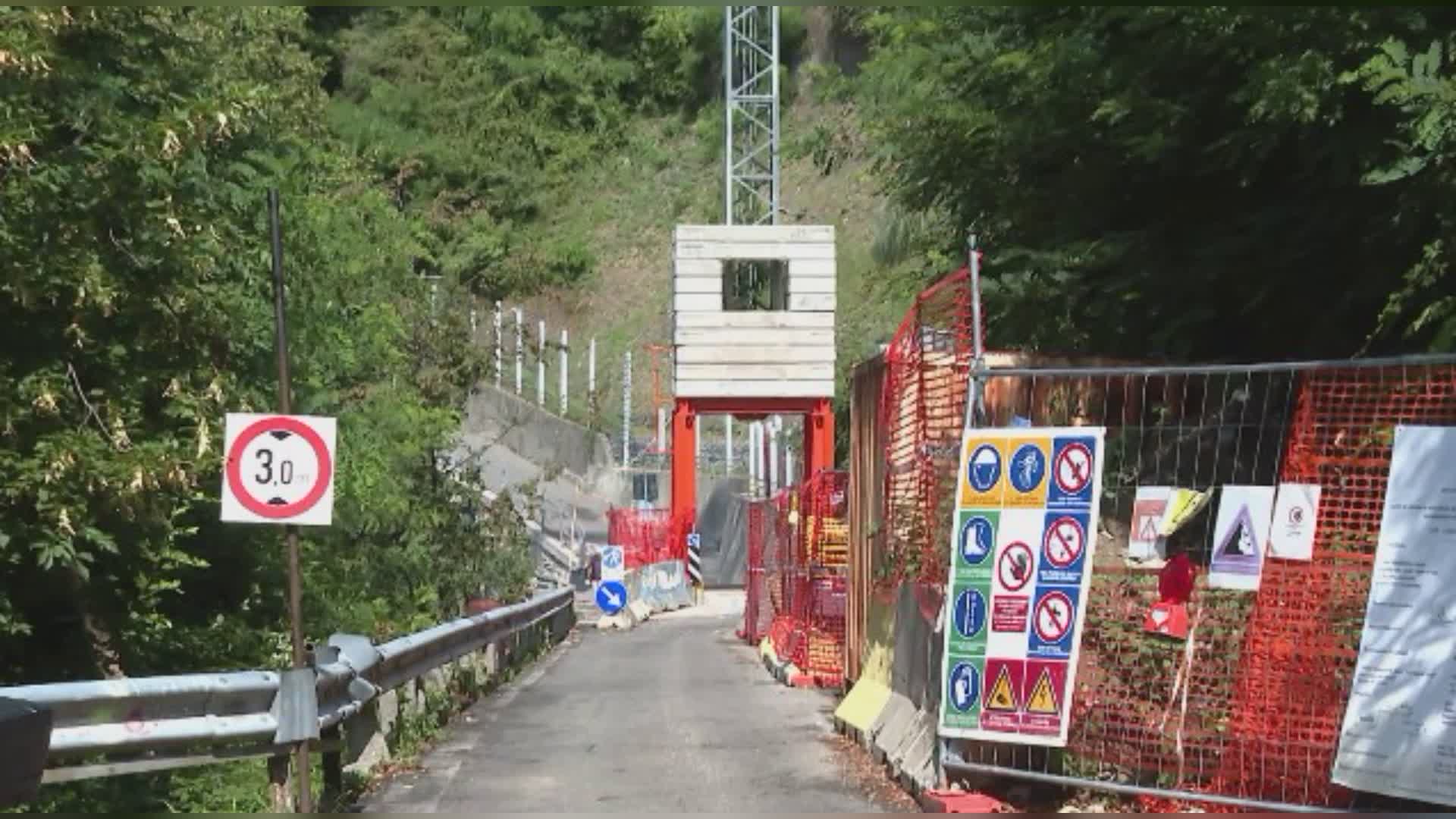 A Civiglio si intravede la fine: strada temporaneamente chiusa per lo smontaggio della gru
