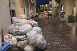 La segnalazione: “A Como sacchi e rifiuti vicino ai tavolini dei locali”. La replica del Comune
