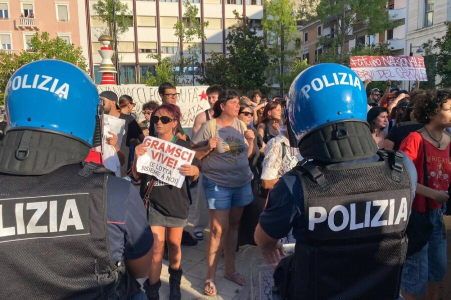 'Fascisti tornate nelle fogne'. Agenti evitano il contatto tra i due schieramenti