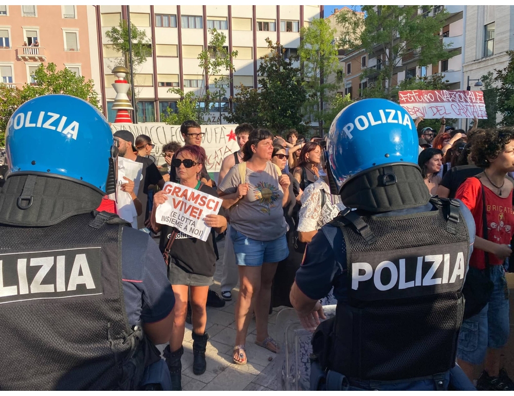 ++ Tensioni al comizio di Vannacci a Pescara, interviene la polizia ++