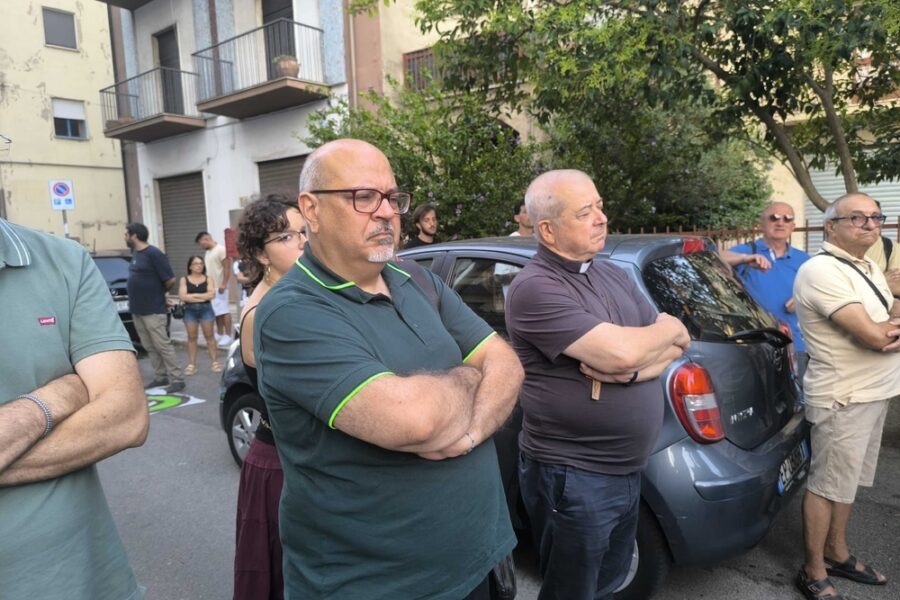 Davanti a casa del giovane raduno promosso dai collettivi. Presente anche il vescovo