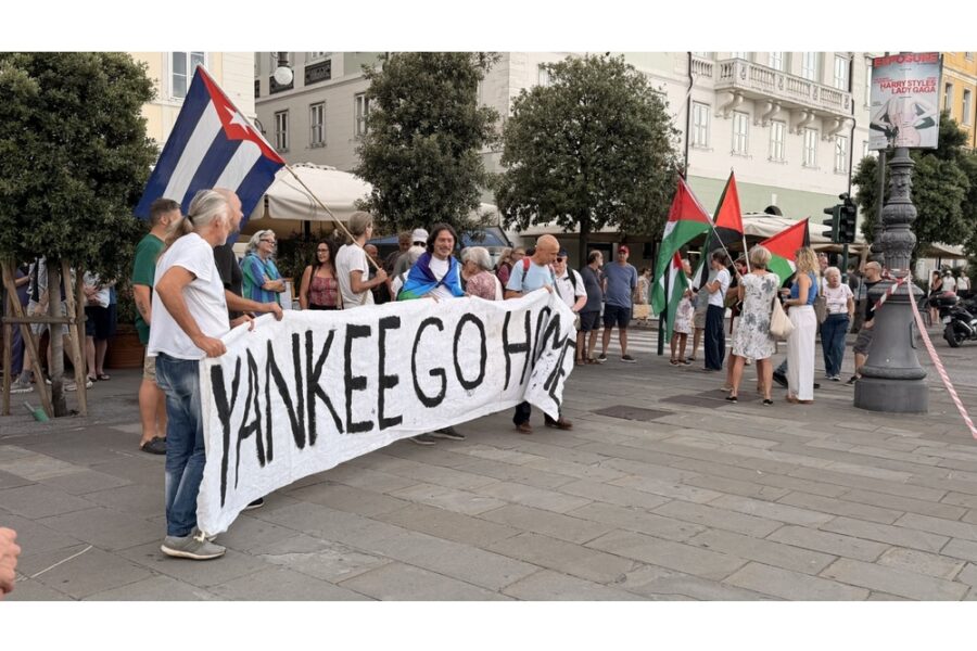 Presidio pro Palestina e No Green Pass di fronte al molo dove è ormeggiata la sua nave