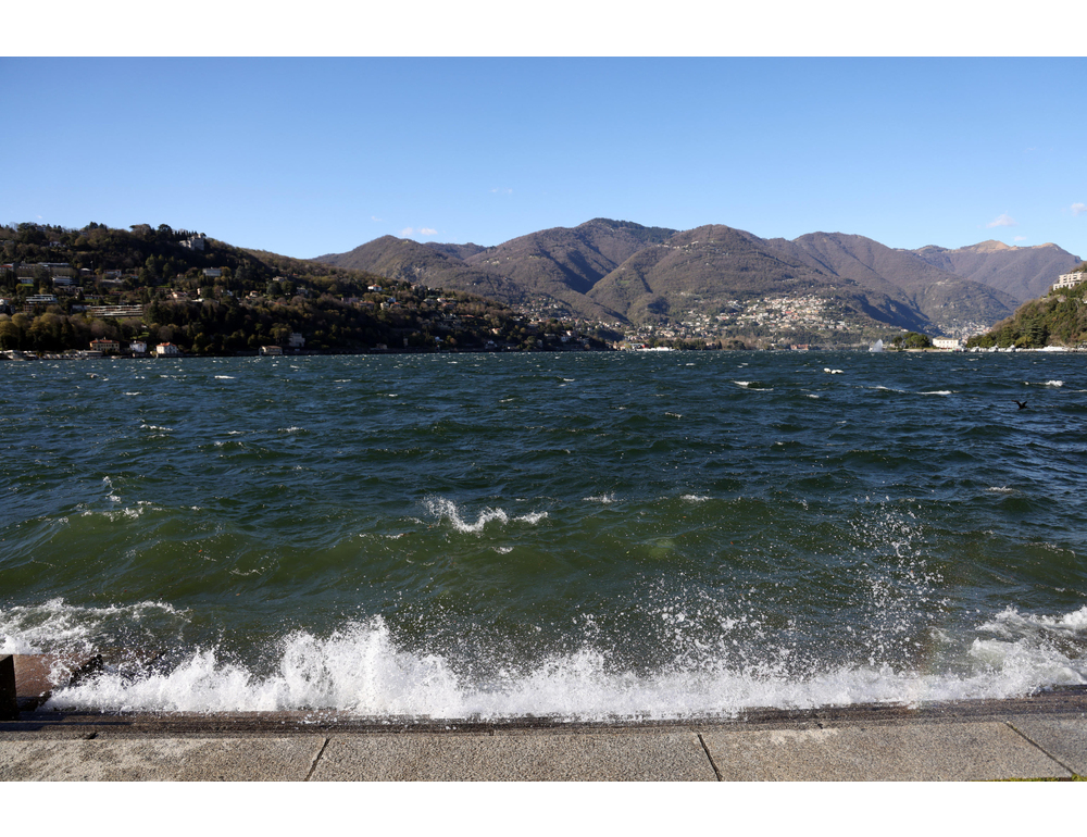 A Como bimba di 10 anni scompare nelle acque del lago