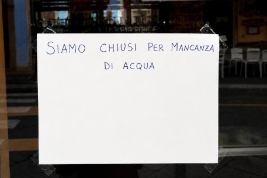 Bar espone cartello: "Siamo chiusi per mancanza di acqua"