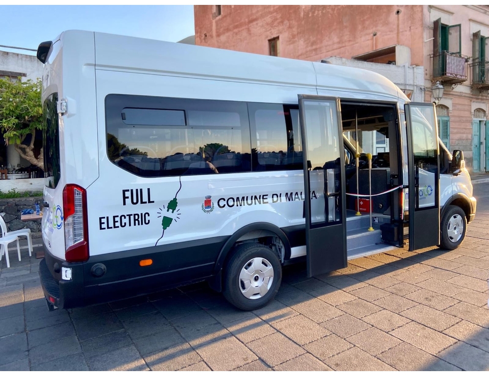 A Malfa in funzione il primo bus elettrico dell’isola di Salina