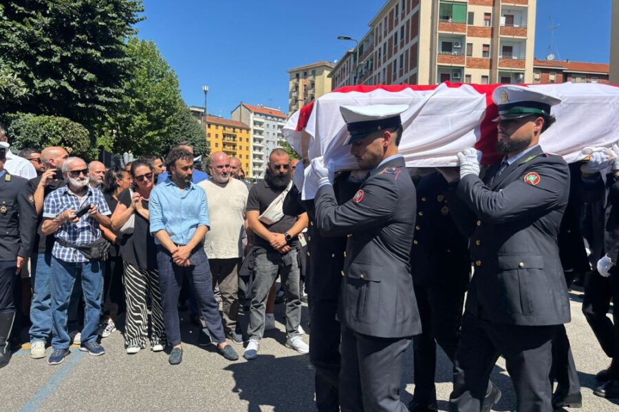 Uno striscione ha accolto il feretro. Chiesa gremita e lutto cittadino