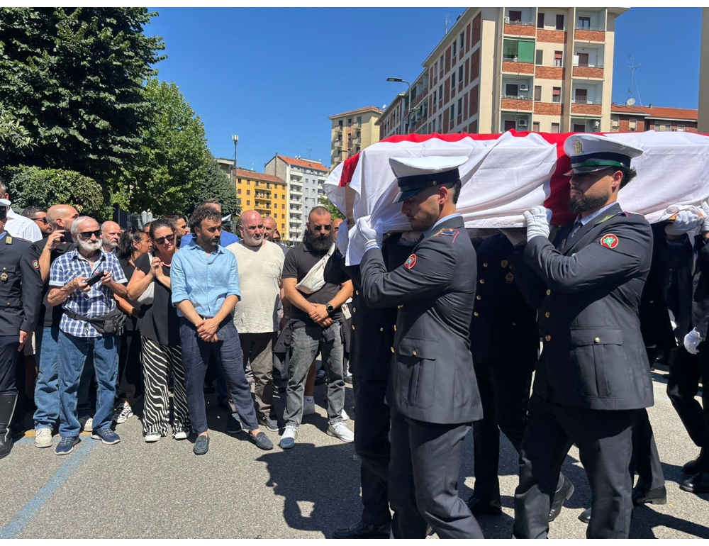 A Milano i funerali dell’agente, ‘non stancarti di inseguire i tuoi sogni’