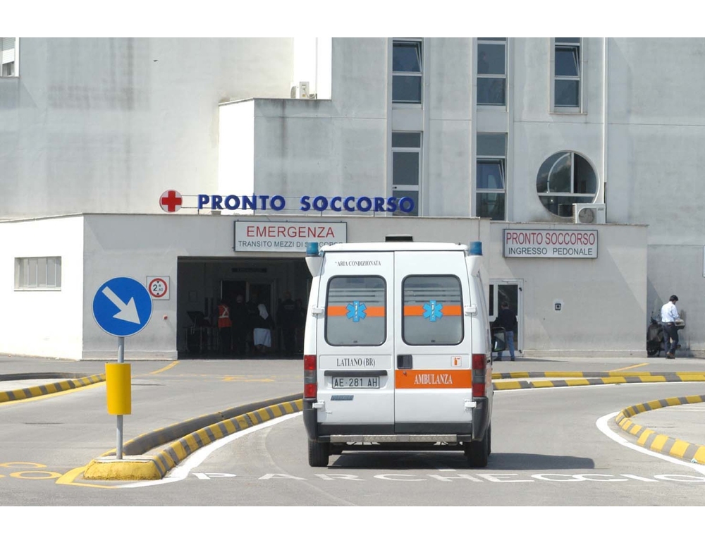 Accoltellato nel sonno dalla moglie, 43enne in codice rosso in ospedale a Brindisi