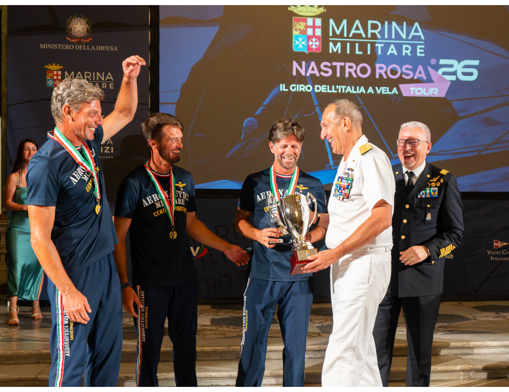 Al team dell’Aeronautica il Marina Militare Nastro Rosa Tour 2026