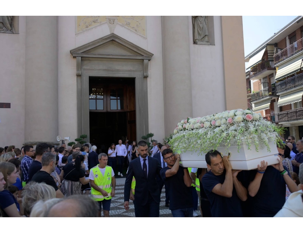 ‘Alice nel cuore’, chiesa gremita ai funerali della bimba morta in piscina