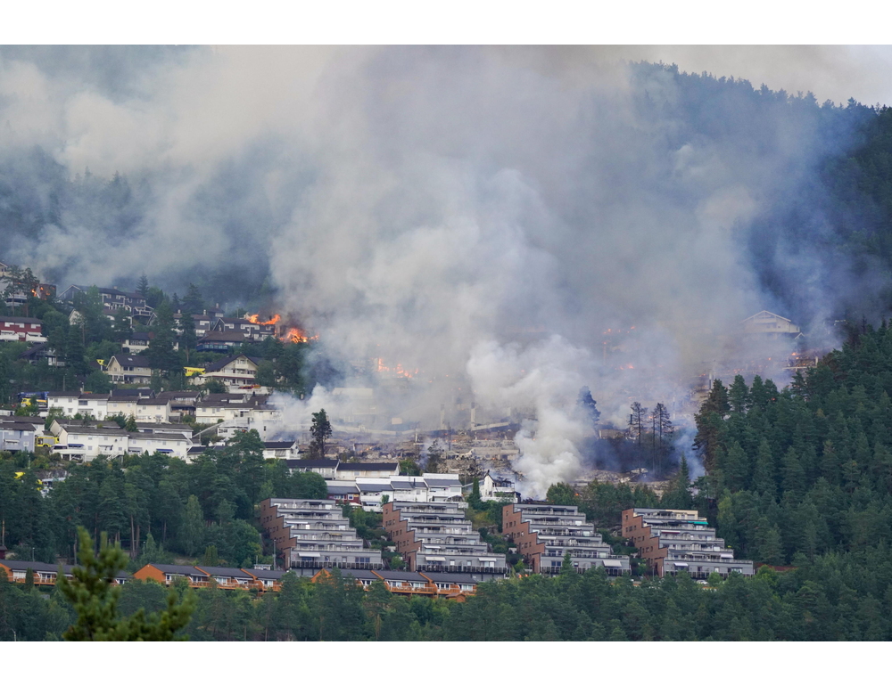 Almeno 100 case distrutte nell’incendio in Norvegia, ‘rogo fuori controllo’