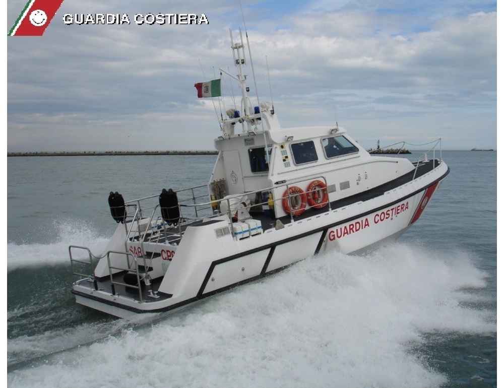 Arriva Guardia costiera, buttano in mare 665 mila euro, tre denunce