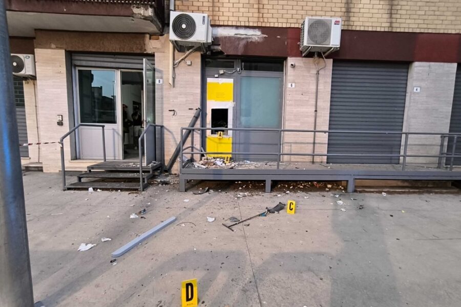 Colpito con due esplosivi l'ufficio postale di Carapelle