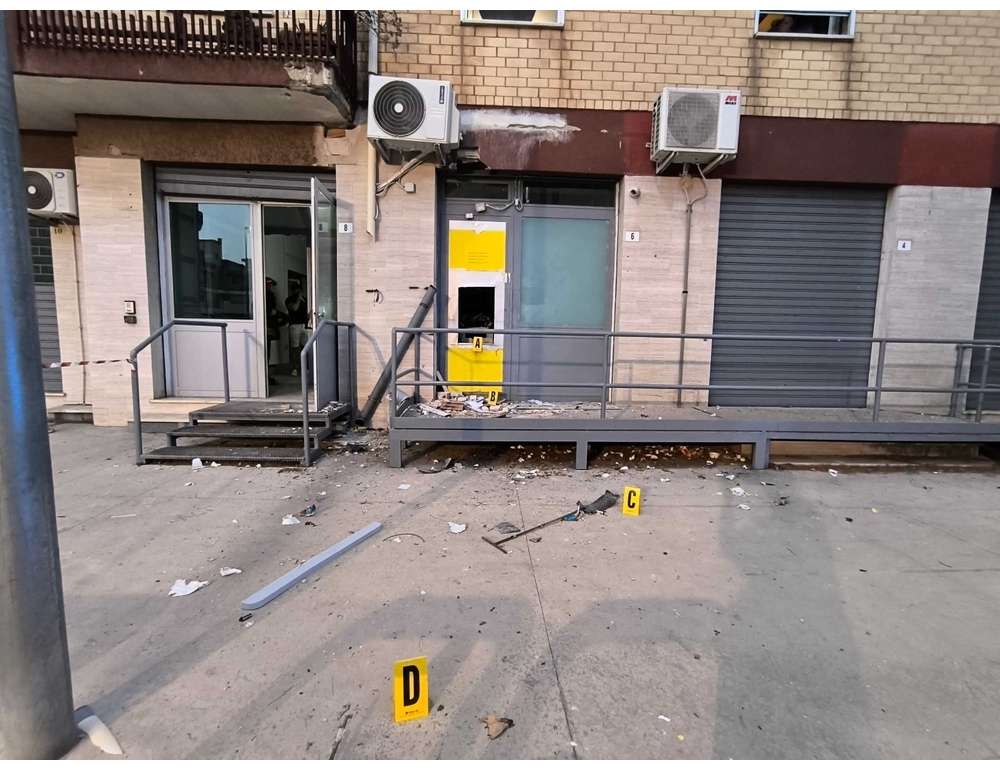 Assaltato bancomat nel Foggiano, i banditi fuggono senza il bottino