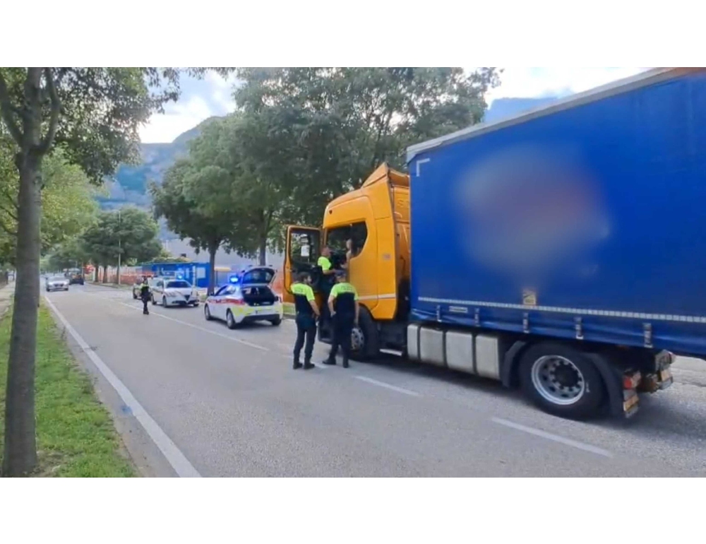 Autista tir non riconosce autorità italiana e blocca una strada