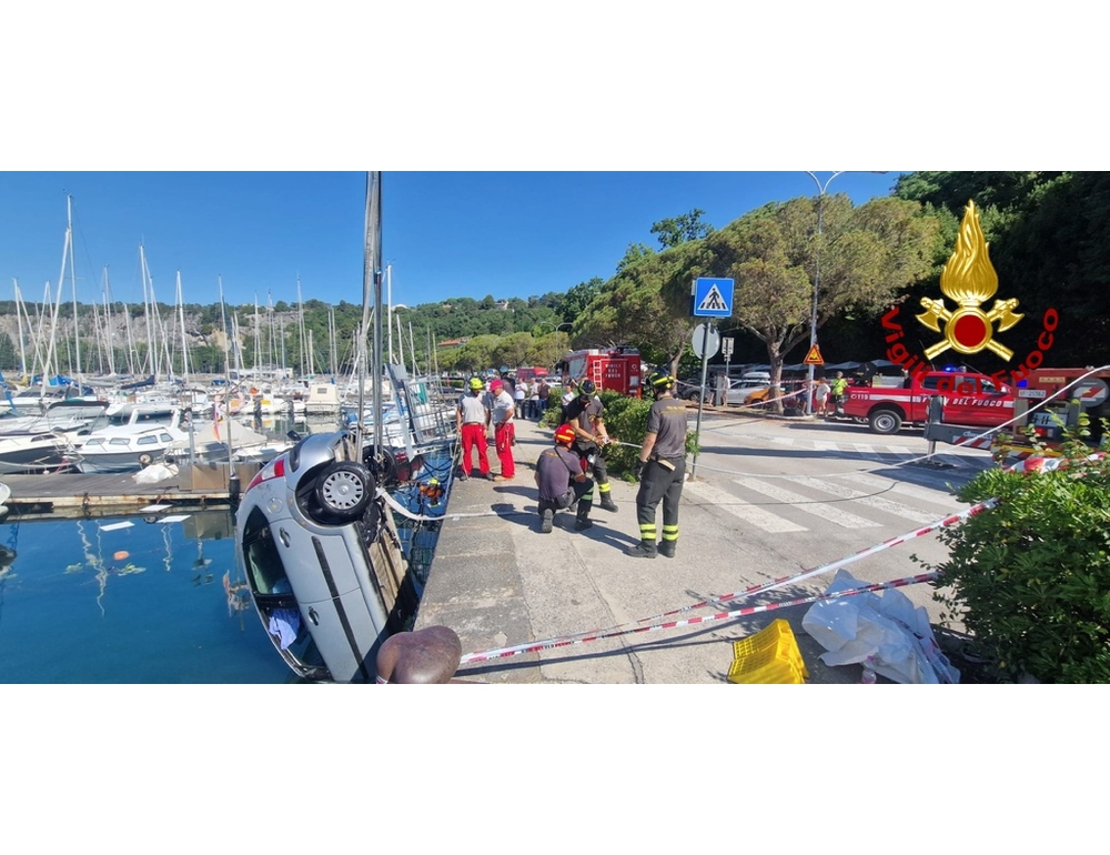 Auto con 4 giovani a bordo finisce in mare vicino a Trieste, salvi