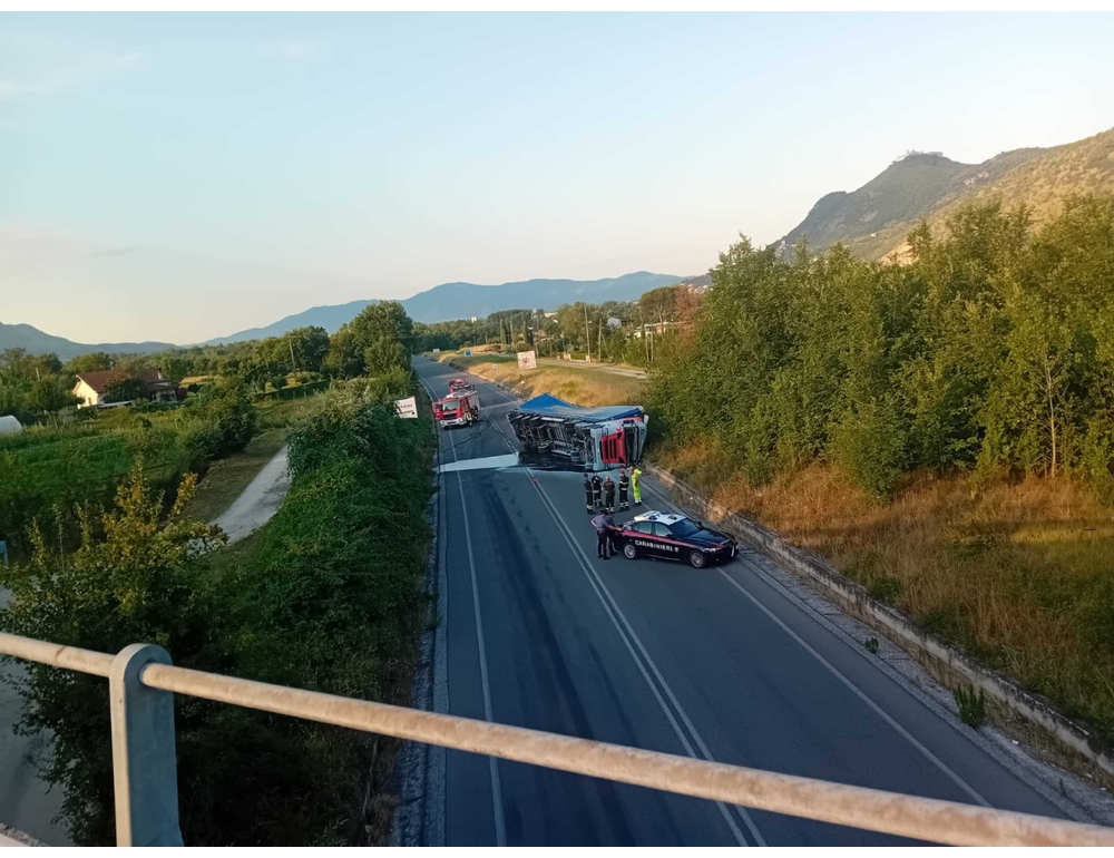 Autoarticolato si ribalta, chiusa la superstrada Cassino – Atina