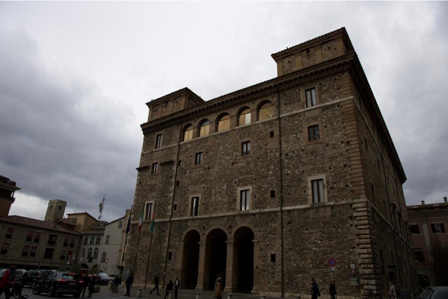 'Non erano nella mia stanza' spiega il sindaco