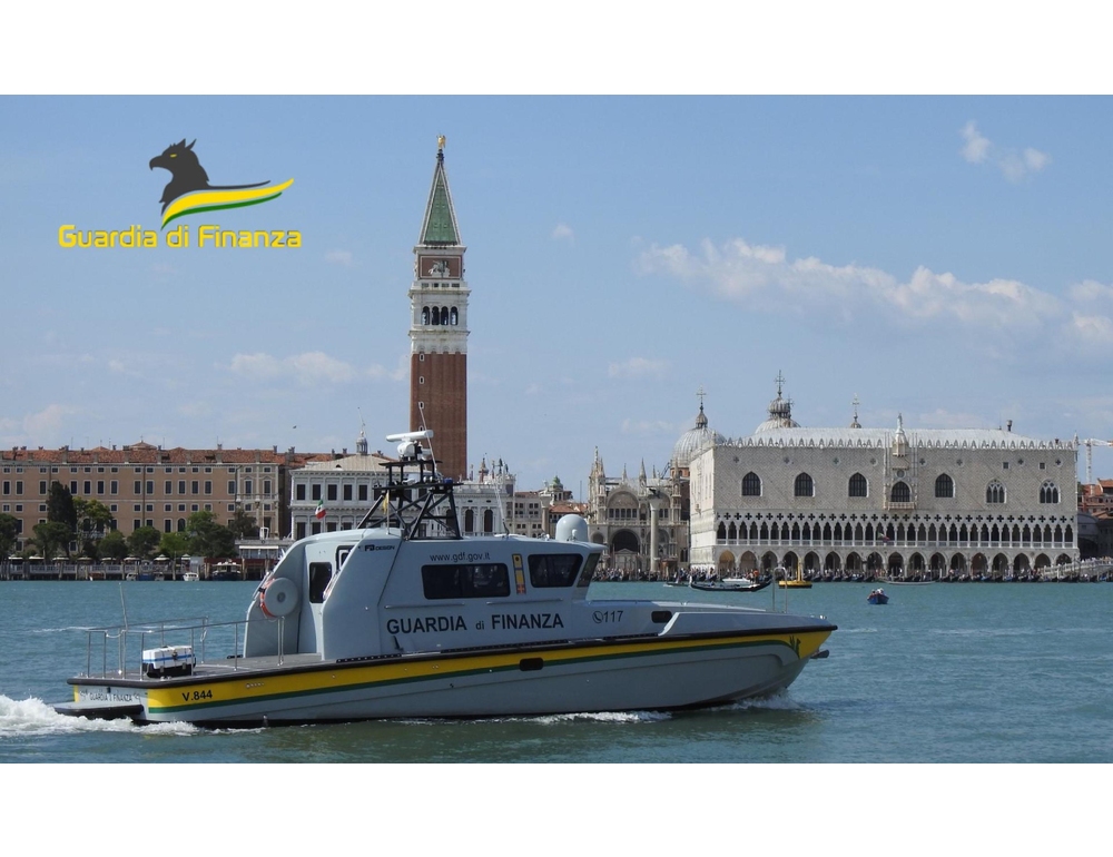 Barchino affonda a Venezia, due persone salvate dalla Gdf