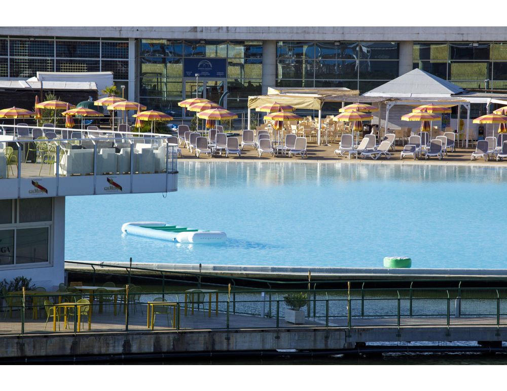 Bimba 7 anni incastrata nello skimmer di una piscina