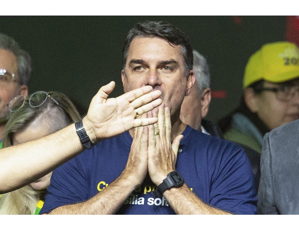 Brasile, Flavio Bolsonaro indosserà sempre un giubbotto antiproiettile