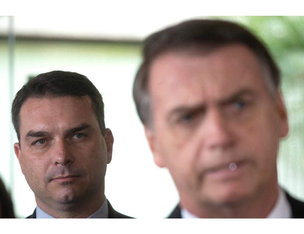Brasile, vietate a Flávio Bolsonaro le visite al padre per 90 giorni