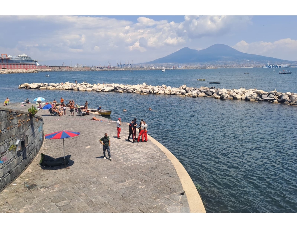 Cadavere di un uomo tra gli scogli del Lungomare di Napoli