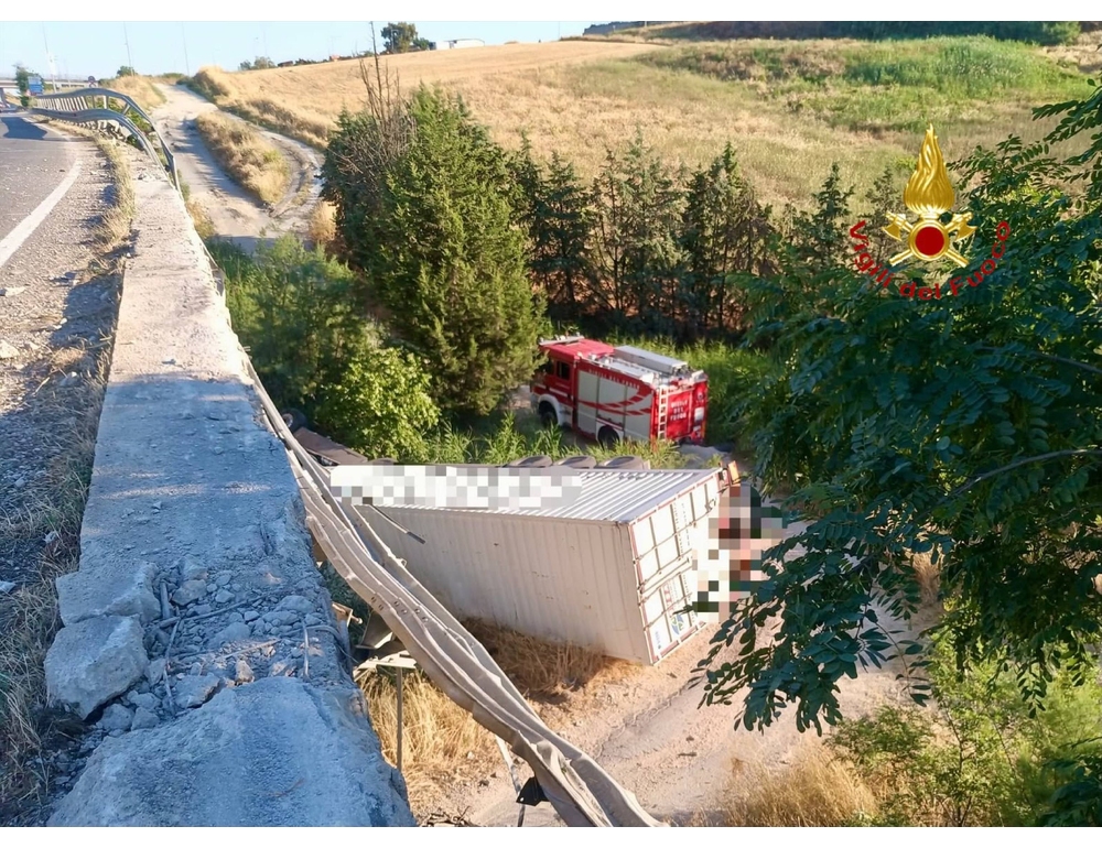 Camion precipita da un cavalcavia, a Matera morto un uomo di 50 anni
