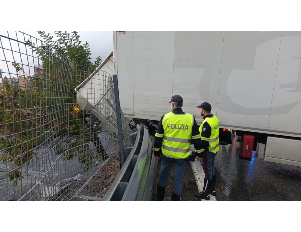Camion si ribalta in A10, tratto chiuso e 4 chilometri di coda in aumento